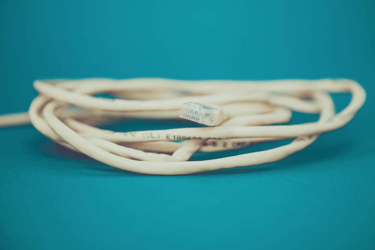 Cabos de rede ethernet e conectores RJ45 organizados