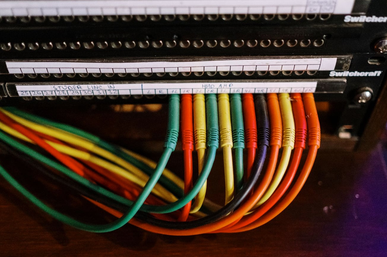 Patch panel e cabeamento estruturado instalados em rack de rede