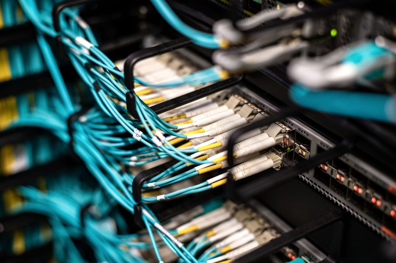 Rack de servidores com equipamentos de rede e cabeamento organizado