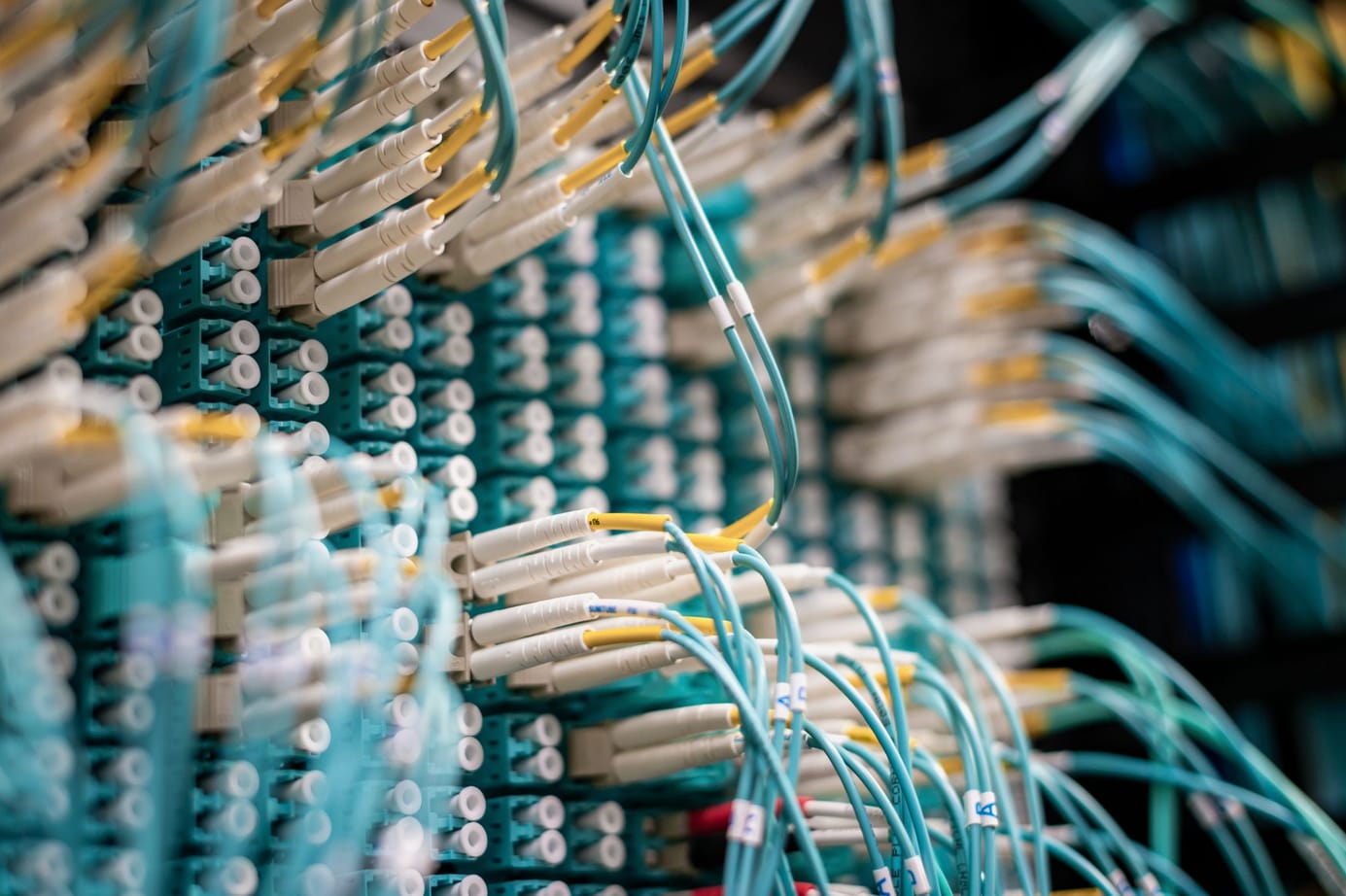 Switch de rede e conexões de fibra óptica em operação